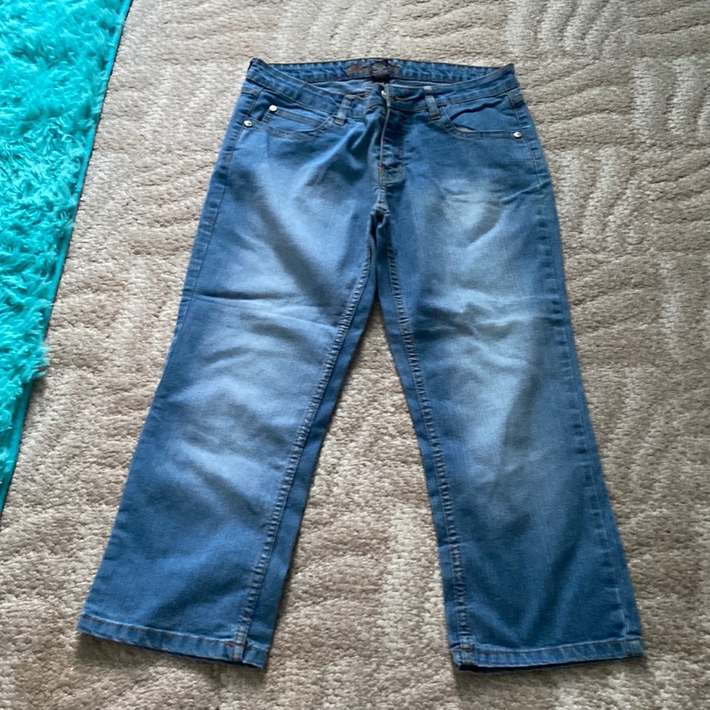 Nice capris pant with designs on back pocket